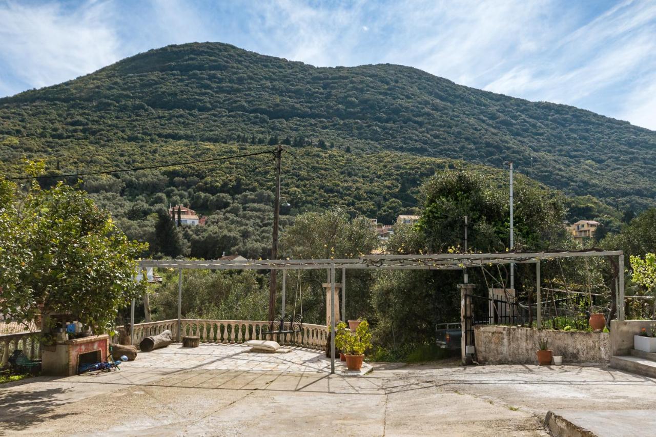 Eloise Apartments Agios Matthaios  ภายนอก รูปภาพ