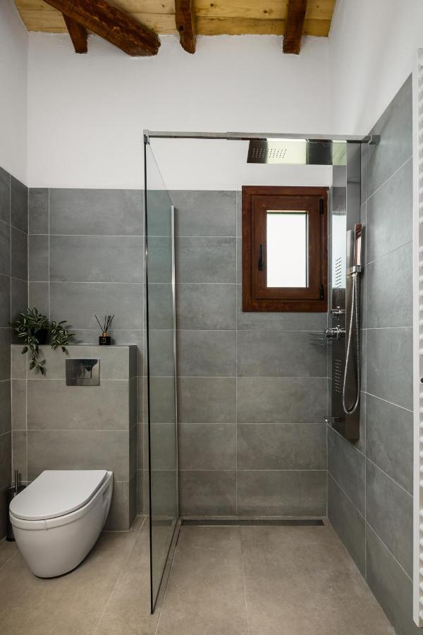 Eloise Apartments Agios Matthaios  ภายนอก รูปภาพ